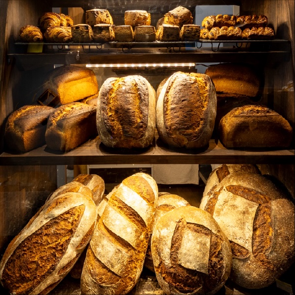 店舗に並んでいるパン